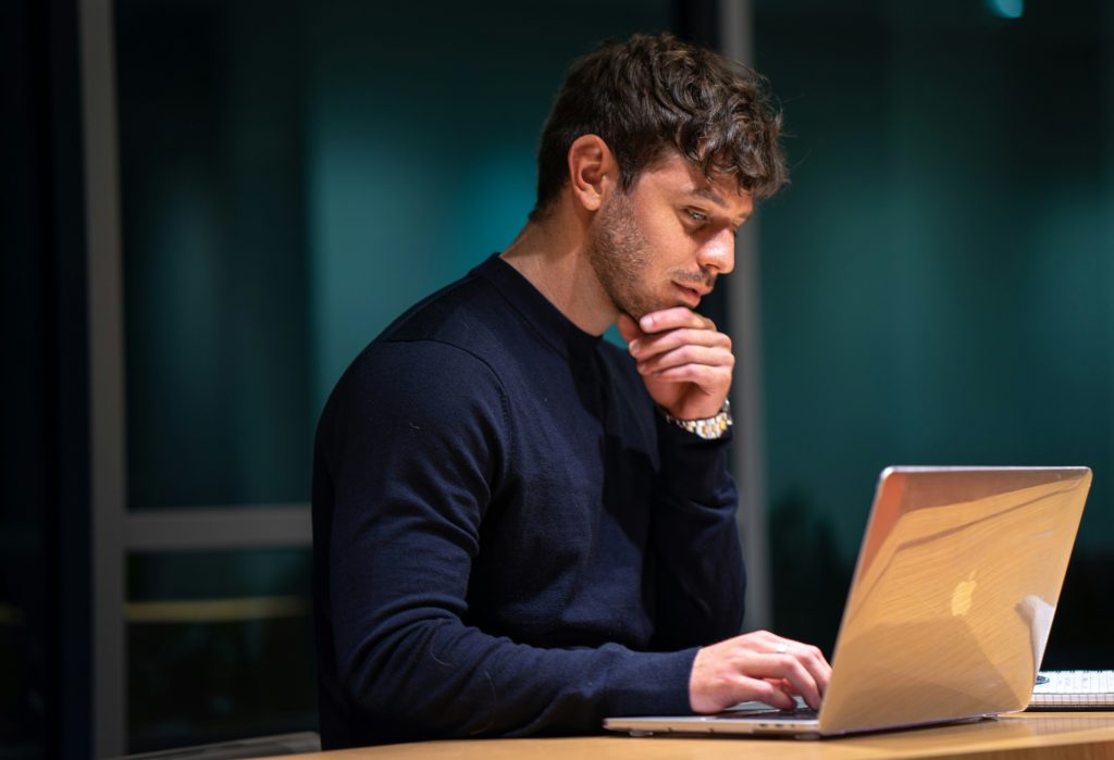 Consultor o empresario analizando opciones de software para su empresa