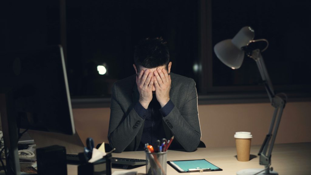 Empresario revisando la integración entre facturación y contabilidad